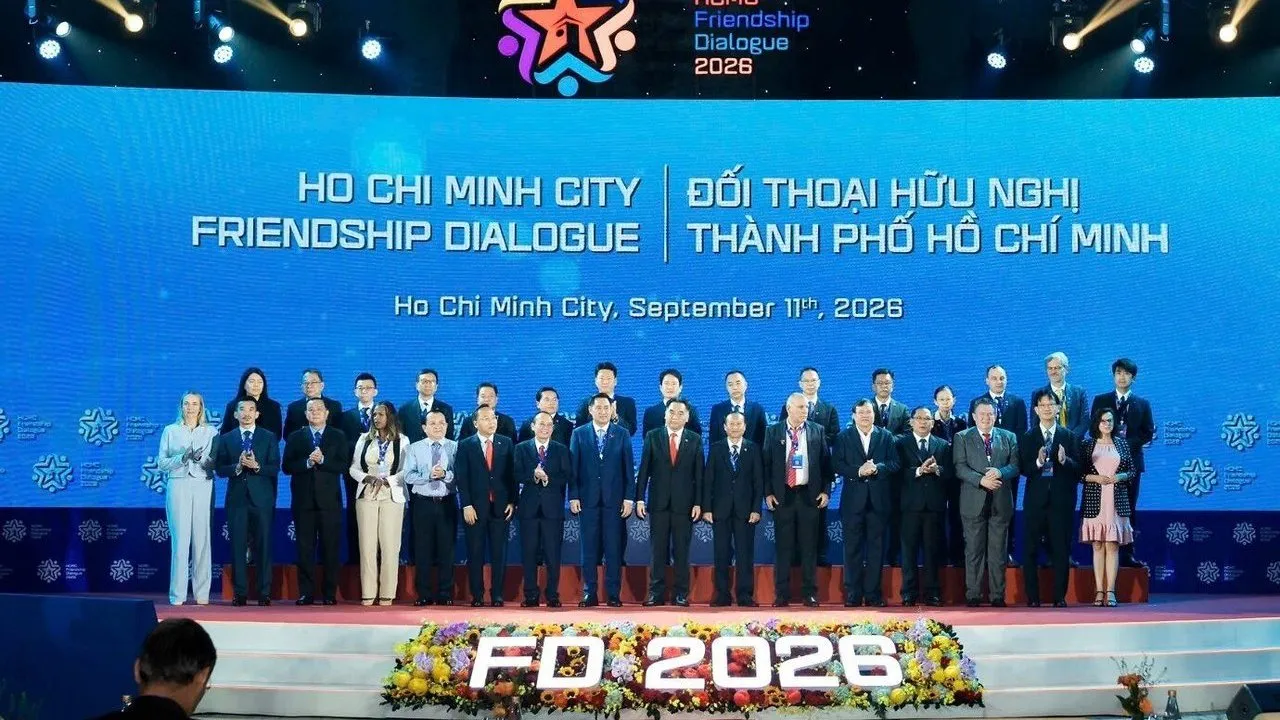 Officials stand onstage beneath a Ho Chi Minh City Friendship Dialogue 2026 backdrop.